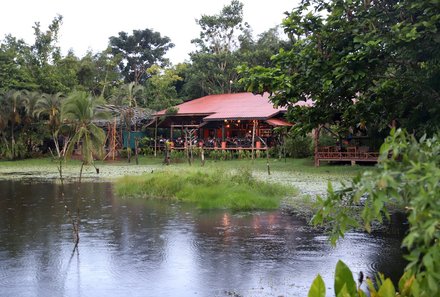 Costa Rica Familienurlaub - Costa Rica for family individuell - Maquenque Eco Lodge - Blick auf Gebäude am See