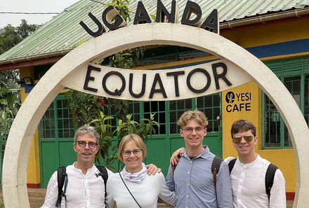 Uganda Familienreise - Uganda Family & Teens - Fotostopp am Äquator