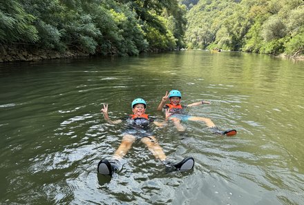 Bulgarien Familienreise - Bulgarien mit Kindern - Hotel Budapest Sofia - Jungs im Wasser