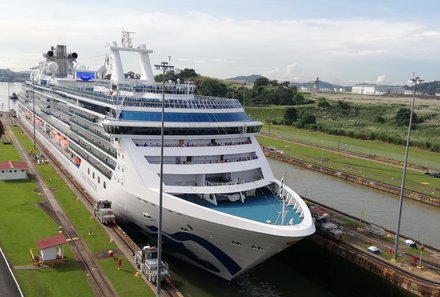 Panama mit Kindern - Panama Urlaub mit Kindern - Panamakanal - Schiff in Schleuse