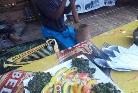 Uganda Familienurlaub - Uganda Family & Teens - Frau bei der Kaffeezubereitung und Lunch