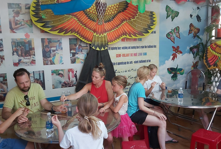 Vietnam Familienreise - Vietnam for family Summer - Gruppe bastelt Drachen