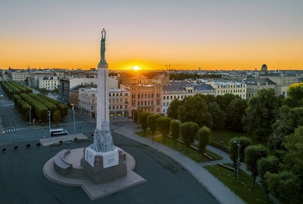 Familienreise Baltikum Family & Teens - Baltikum mit Kindern - Lettland - Riga mit Denkmal