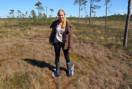 Estland Familienreise - Estland for family - Mädchen auf Moorschuhwanderung