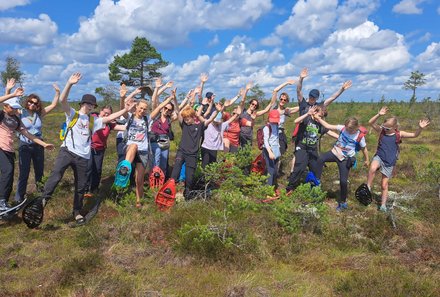 Estland Familienreise - Estland for family - Gruppe auf Moorschuhwanderung