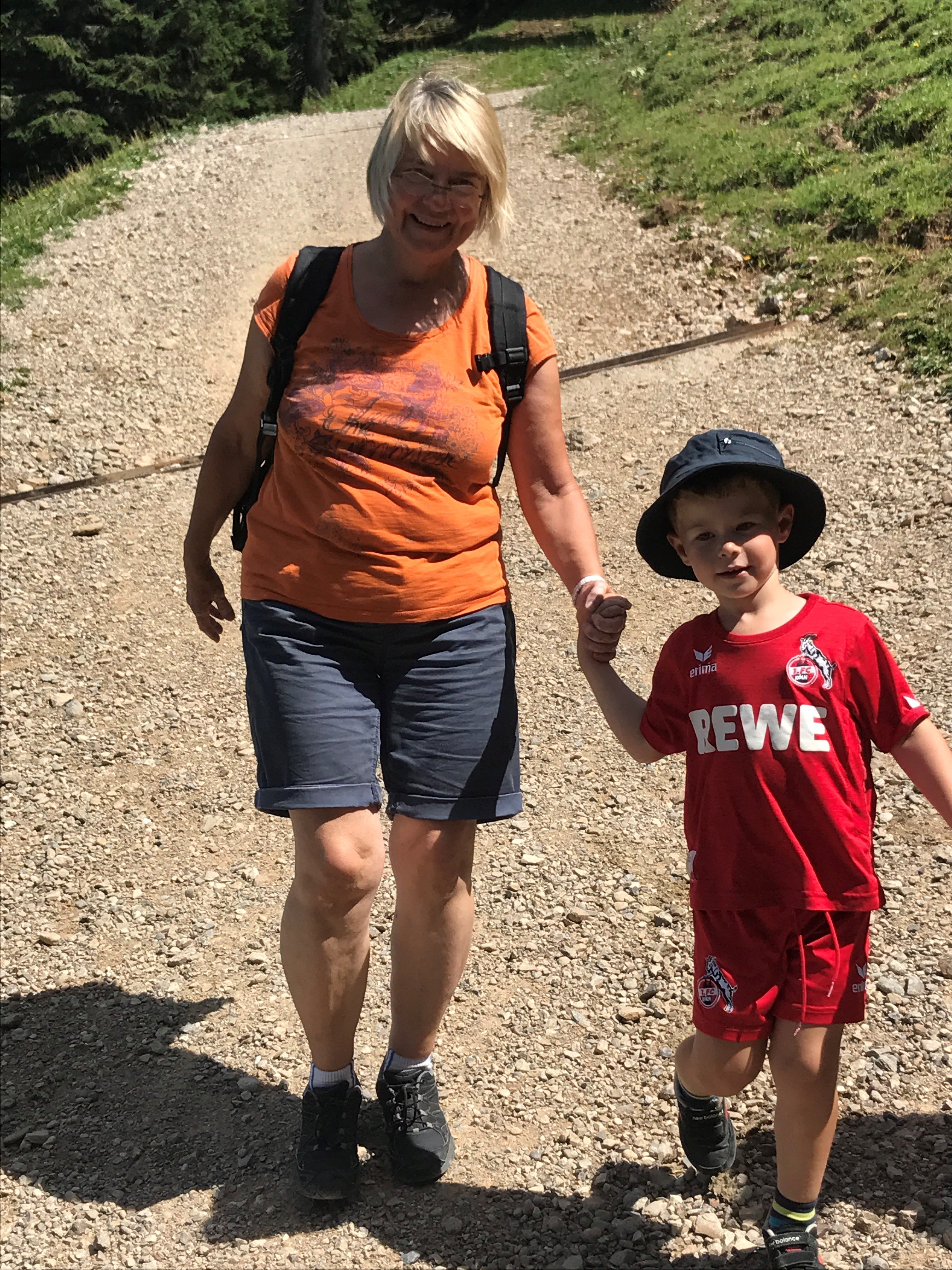 Urlaub mit Oma und Opa wohin - Fernreisen mit Enkeln - Oma und Enkelkind