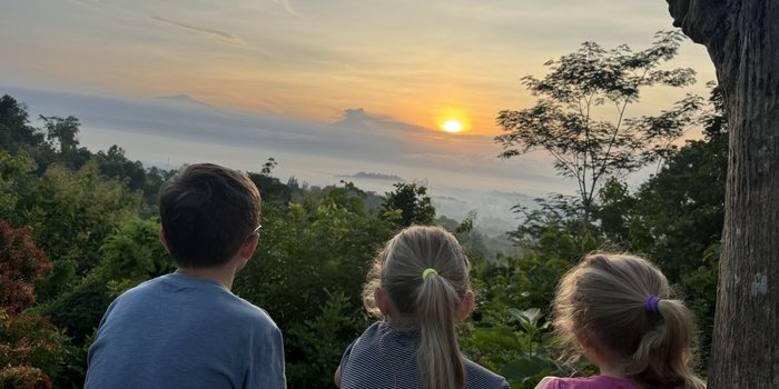 Bali Familienurlaub - Verlängerungen für Familienreisen auf Bali & Java - Kids schauen Sonnenaufgang