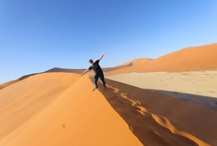 Namibia Familienreise individuell - Sossusvlei - Junge auf Dünen