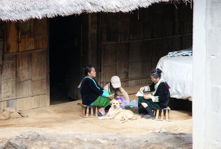 Thailand Familienreisen - Thailand Family & Teens - Hmong Dorf Einwohner mit Hund