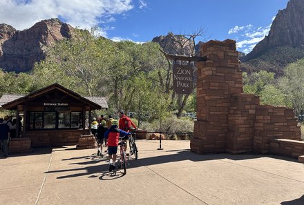 USA Südwesten mit Kindern - USA Westküste for family individuell - Abenteuer im Wilden Westen - Familie am Eingang zum Zion Nationalpark