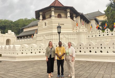 Sri Lanka mit Jugendlichen - Sri Lanka Summer Family & Teens - Kandy - Lisa Diehl und Daniela Schur am Zahntempel