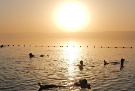 Jordanien for family individuell - Totes Meer - Schwimmen bei Sonnenuntergang