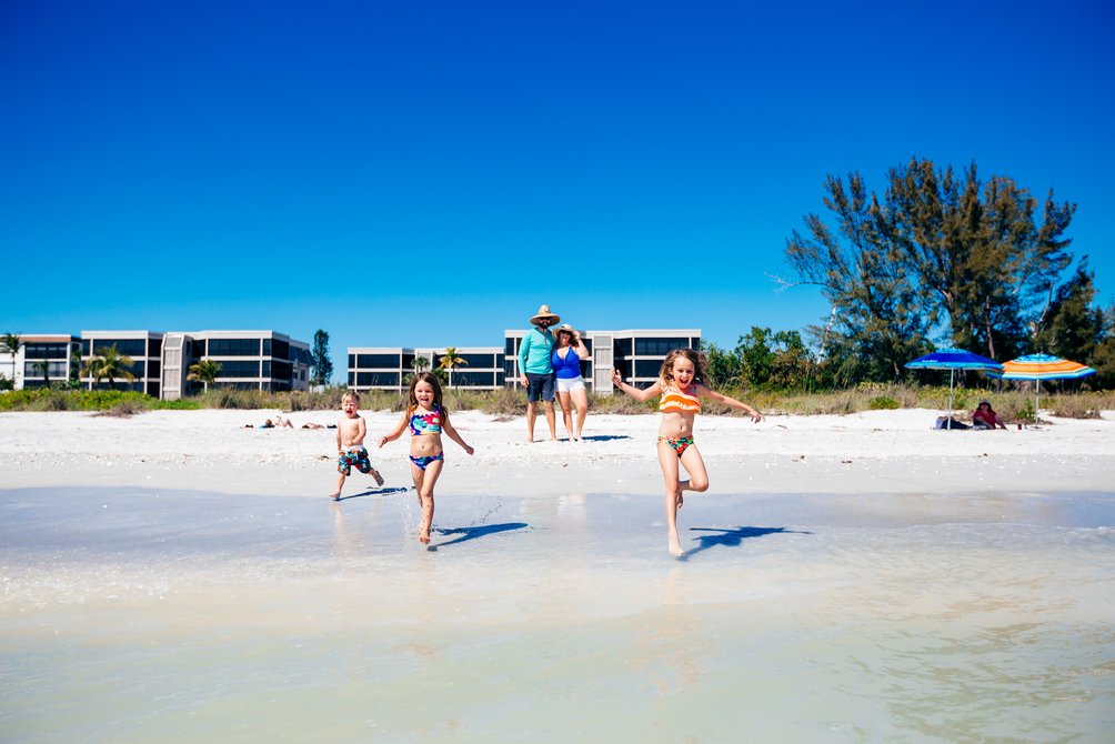 Familienurlaub Florida - Florida Rundreise für Familien - Familie am Strand von Sanibel Island