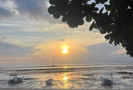 Java-Bali Family & Teens - Verlängerung auf Nusa Lembongan - Sonnenuntergang und Boote am Strand