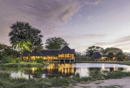 Namibia Deluxe Familienreise - Onguma Bush Camp - Landschaft mit Pool