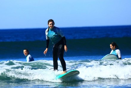Portugal Familienurlaub - Anne auf dem Surfbrett