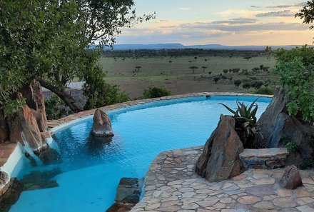 Serengeti mit Kindern individuell - Best of Familiensafari Serengeti - Pool Grumeti Hills Camp bei Sonnenuntergang