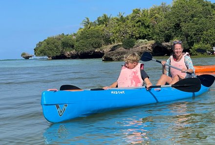 Kenia Familienreise - Kenia for family individuell - Strand & Buschabenteuer - Chale Island - Familie auf Kanufahrt