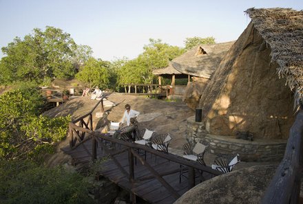 Serengeti mit Kindern individuell - Best of Familiensafari Serengeti - Maweninga Camp Tarangire Nationalpark - Terrasse mit Stühlen