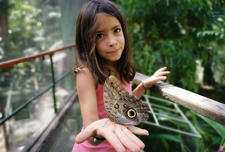 Costa Rica for family Junior - Costa Rica mit Kindern - Mädchen mit Schmetterling