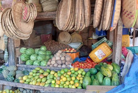 Tansania Familienreise - Tansania for family - Marktbesuch - Lebensmittel und Körbe