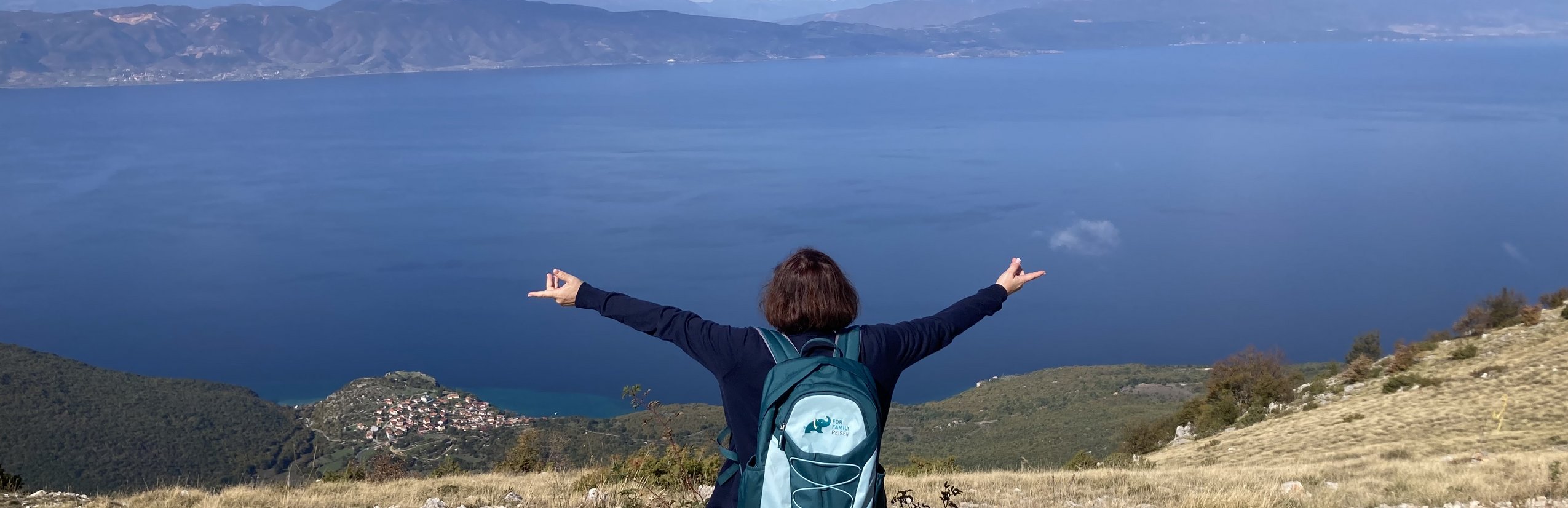 Albanien mit Kindern - Tipps & Erfahrungen - Gracia Cocina steht am Ohrid-See