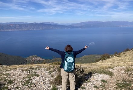 Albanien Familienreise - Albanien for family individuell - Frau mit FFR Rucksack am Ohrid-See