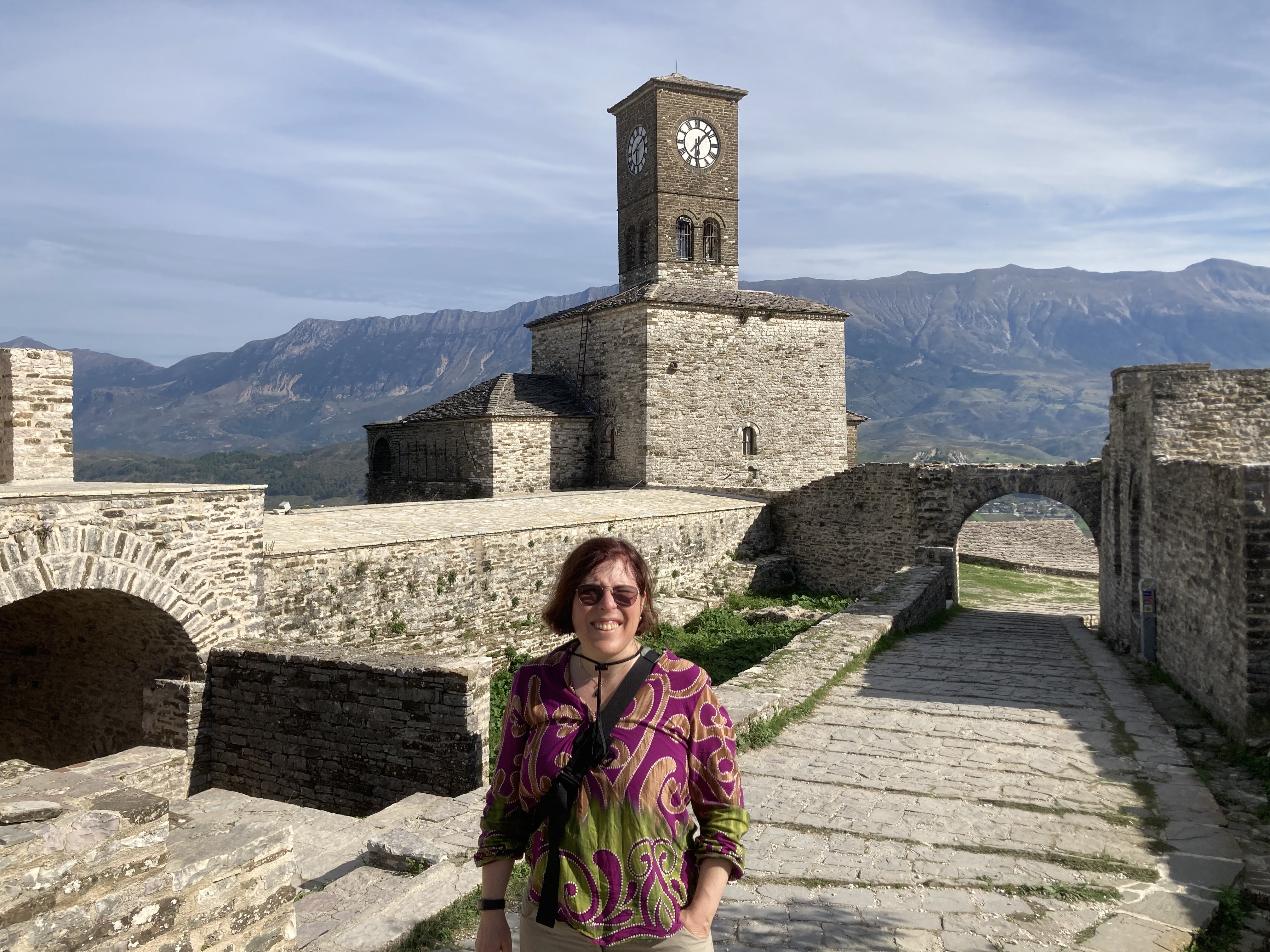 Albanien mit Kindern - Tipps & Erfahrungen - Gracia Cocina an der Festung von Gjirokaster