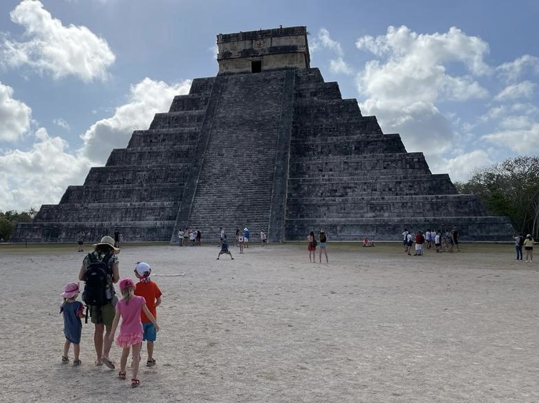 Mittelamerika Familienurlaub - Mittelamerika Familienreise - Mexiko - Familie bei Chichen Itza