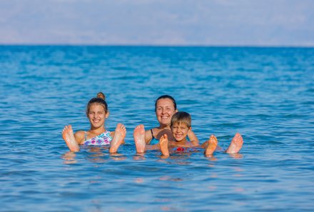 Jordanien Reise mit Kindern - Jordanien individuell im Mietwagen - Familie im Meer