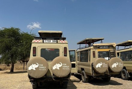 Tansania Familienreise - Tansania for family individuell - Jeeps mit Logo