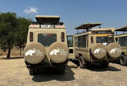 Serengeti mit Kindern individuell - Best of Familiensafari Serengeti - Jeeps mit Logo