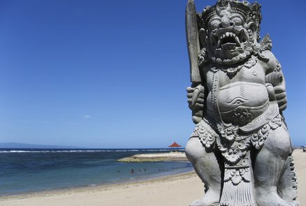 Bali mit Kindern - Bali for family - Erholung am Sandstrand von Sanur mit Statue