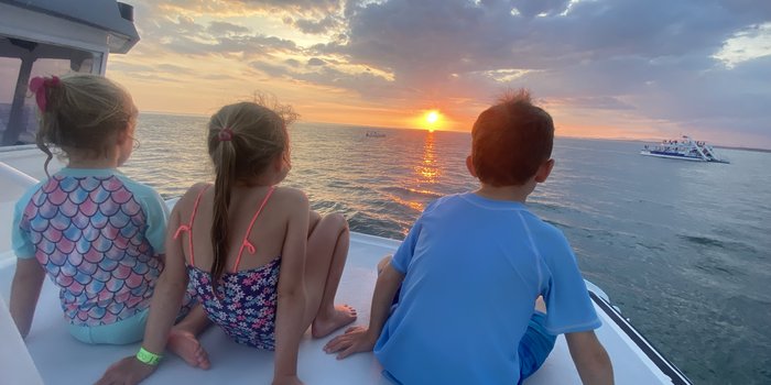 Reiseziele mit Kindern 2025 - Costa Rica - Kinder auf Boot beim Sonnenuntergang