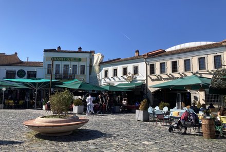 Albanien Familienreise - Albanien for family individuell - Korca - Platz mit Restaurants