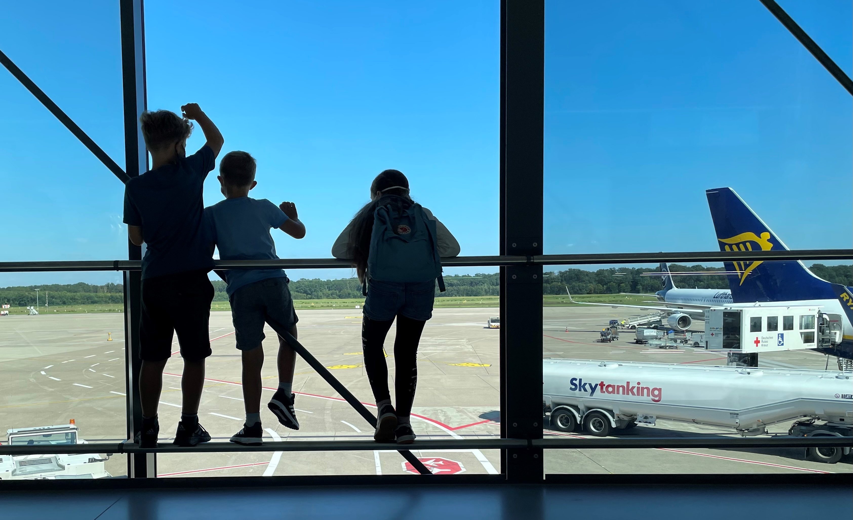 Fliegen mit Baby - Fliegen mit Baby Tipps - Ältere Kinder am Flughafen