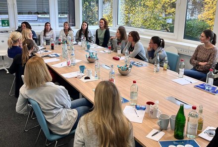 Stellenangebote bei For Family Reisen - Jobs im Tourismus - Teamfoto im Konferenzraum