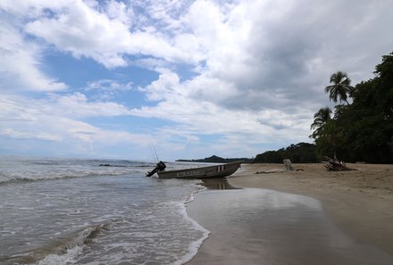 Familienurlaub Costa Rica - Costa Rica Abenteuer Regenwald und Karibik - Puerto Viejo de Limón - Boot am Strand