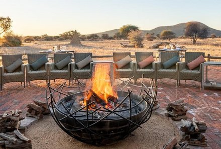 Individuelle Namibia Familienreise Deluxe - Okonjima Plains Camp - Sitzkreis und Lagerfeuer