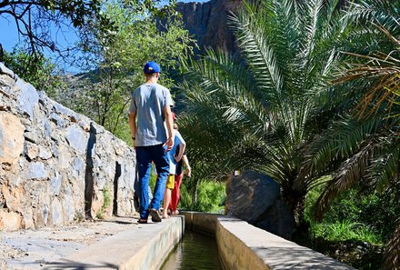 Oman mit Kindern individuell - Oman for family individuell - Spaziergang durch Misfat Al Abriyeen beim Wasserkanal