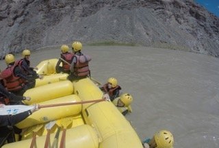 Ladakh mit Kindern - Ladakh Teens on Tour -  Raftingboot