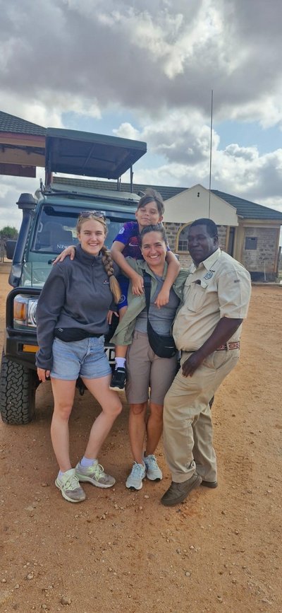 Kenia for family individuell - Best of Safari und Chale Island - Familie mit Guide vor Jeep