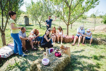 Familienreise Rumänien - Rumänien mit Kindern - Gruppe in gemütlicher Runde