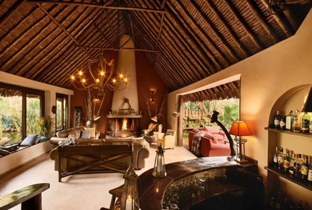 Kenia for family individuell deluxe -Twai Lodge - Bar - Main Lodge