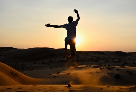 Oman Familienreise - Oman for family - Wahiba Sands Wüste - Wanderung Sanddünen Sonnenuntergang