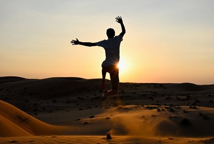 Oman Familienreise - Oman Family & Teens - Kind in der Wüste zum Sonnenuntergang