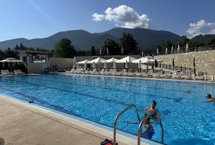 Bulgarien Familienreise - Bulgarien mit Kindern - Hotel Regnum Bansko - Pool mit Ausblick auf Berge