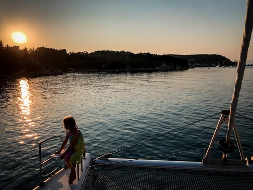 Griechenland Segelreise mit Kindern - Bloggerin Tatjana Lieblingsspot - Sonnenuntergang Notos Beach Korfu