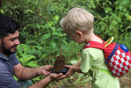 Familienurlaub Costa Rica - Costa Rica Abenteuer Regenwald und Karibik - La Tigra - Kleiner Junge mit Baumsetzling