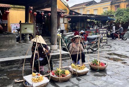 Vietnam & Kambodscha Familienreise - Vietnam-Kambodscha Family & Teens - Hoi Ai Einheimische mit Obst